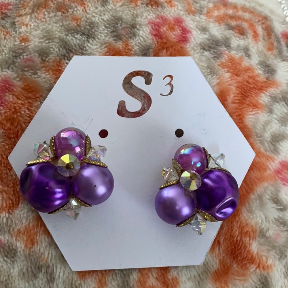 Beautiful vintage clip style earrings ☂️